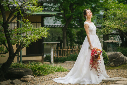 庭園に立つ洋装の新婦