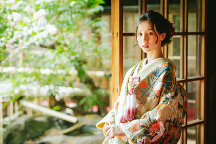 庭を眺める和装の新婦